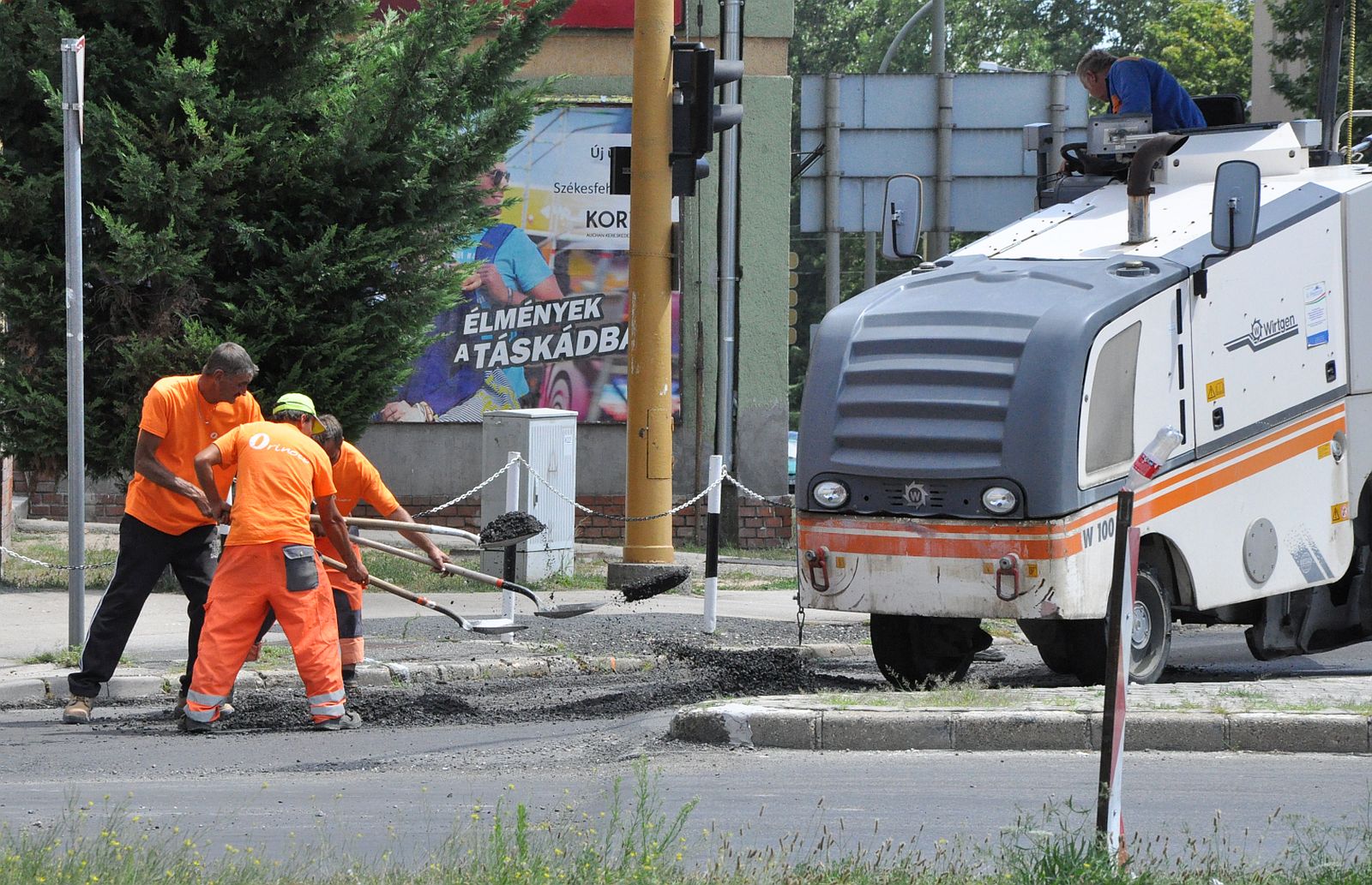 Augusztus 20-ra készülnek el a Széchenyin az út és járdafelújítással